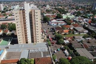 Foto do alto mostra mobilização na frente de edifício residencial (Foto: Marcos Ermínio)