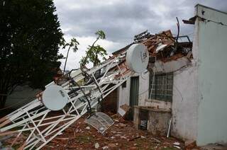 Nem antena resistiu a força do vento e chuva. (Foto: Costa Rica em Foco)