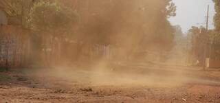 Cenário de poeira visto na Capital faz até com que a foto pareça envelhecida. É a característica da estiagem. (Foto: Simão Nogueira)