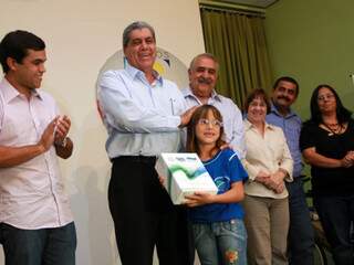 Terenos comemora 59 anos e André Puccinelli entrega prêmios para alunos da Escola Estadual Antônio Nogueira Fonseca (Foto: Rachid Waqued)