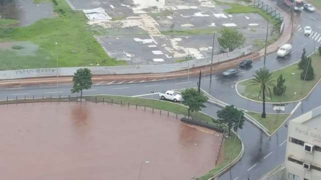 Chuva de 49 mil&iacute;metros reprova obra de R$ 20 milh&otilde;es e alaga Via Parque