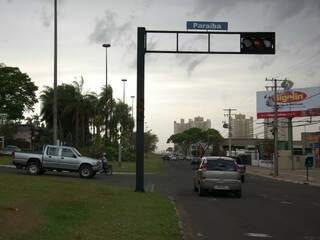 Semáforo desligado na avenida Afonso Pena. Ameaça de chuva fez sistema da Enersul desligar.