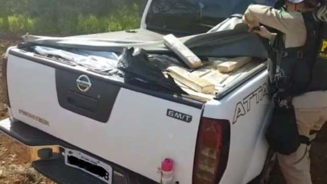 Motorista abandona caminhonete com 1 tonelada de maconha na BR-060