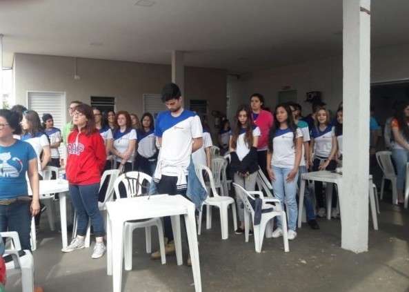Depois de den&uacute;ncia, Semed afirma que hino &eacute; tocado uma vez por semana 