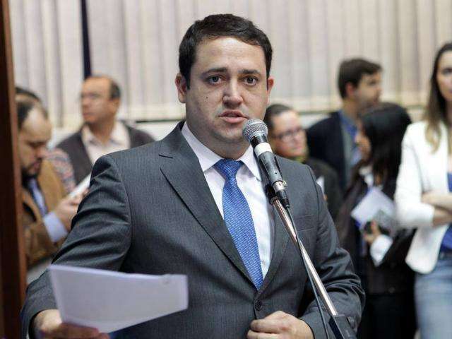 Deputado quer evitar multas a quem alimentar animais nas ruas