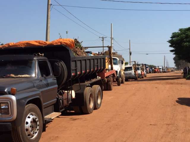 Coleta para novamente por atraso no aluguel de caminh&otilde;es e falta de diesel