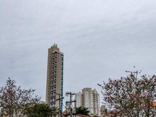 Céu nublado em Campo Grande nesta sexta-feira. (Foto: Henrique Kawaminami)