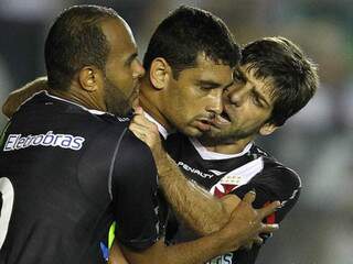 Alecsandro, Diego Souza e Juninho comemoram juntos o gol da virada da equipe cruz-maltina (Foto: Marcelo Sadio/Divulgação)