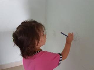 Ana desenhou nas paredes pela primeira vez com 1 ano e 5 meses. (Foto: Arquivo Pessoal)