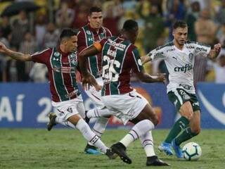 Disputa de bola durante o jogo desta noite. (Foto: Cesar Greco/Ag Palmeiras/Divulgação) 