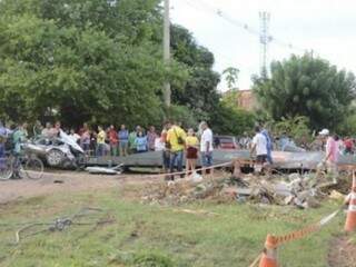 Locas onde um dos vagões descarrilhou e atingiu o veículo da professora. (Foto: Diário Corumbaense) 