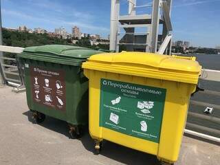 Em Rostov on Don, até os coletores de lixo no caminho para o estádio tem as cores do Brasil (Foto: Paulo Nonato de Souza)