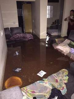 A sala da casa ficou inundada e no momento, não deu tempo de salvar nada. (Foto: Direto das Ruas)