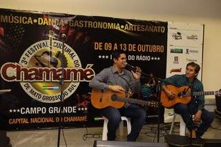 Os músicos Paulo e Sérgio Arguelo se apresentaram (Foto: Ricardo Gomes)
