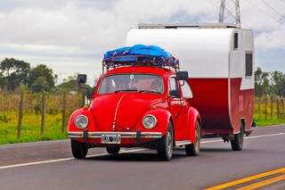 Longe de casa... - Fusca da Argentina carrega um motorhome pelas estradas brasileiras. (Foto e legenda de Marcos Ermínio)