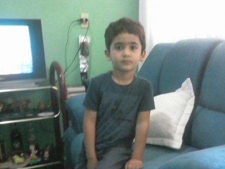 Com a m&atilde;e no hospital, familiares amparam o pai em adeus a Vin&iacute;cius 