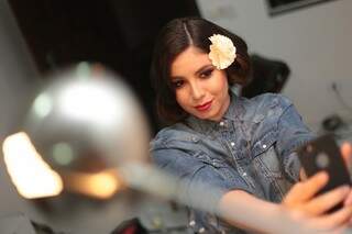 Jeans e flor no cabelo, nossa Maria Bonita contemporânea. (Foto: Marcos Ermínio)