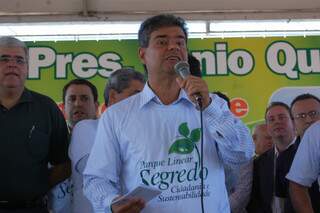 Vestindo camiseta do Parque Linear, prefeito pediu que população conheça a obra. (Foto: Simão Nogueira)