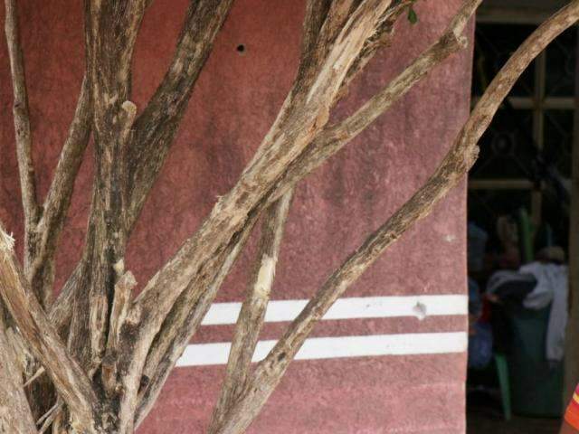 Em parede de casa, marcas de 15 tiros lembram noite de terror na Nhanh&aacute;
