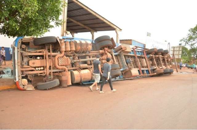 Motorista perde controle e carreta tomba em rotat&oacute;ria de Dourados