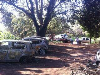 Veículos foram destruídos em incêndio no estacionamento de festa promovida por universitários. (Foto: Luciana Brazil)