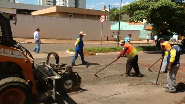 Empresas v&atilde;o refazer tapa-buracos danificado sem cobrar, diz Marquinhos