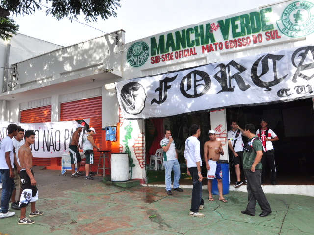  Vasca&iacute;nos esperam jogo com churrasco, fogos e hinos