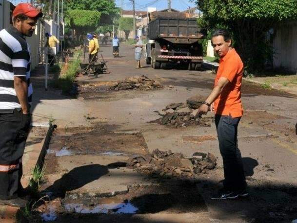 Prefeito quer que empresa recupere ruas por onde rede de esgoto passou