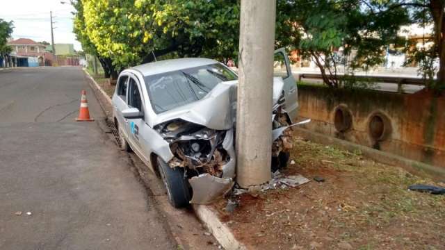 Motorista de Gol dorme ao volante e carro bate em poste na Ernesto Geisel
