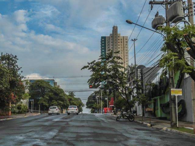 Dia amanhece garoando e previs&atilde;o &eacute; de chuva na maioria das cidades do Estado 