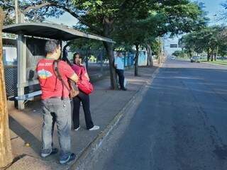 Passageiros à espera de ônibus na manhã desta terça-feira. (Foto: Fernando Antunes)