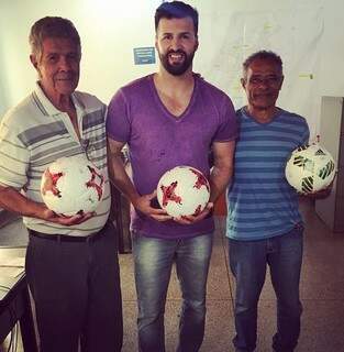 O coordenador do projeto da Funesp, Bruno Silva Nóbrega, entre os ex-jogadores Gonçalves e Copeu (Foto: Facebook pessoal)