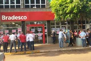 Bancários de Dourados fazem piquete em agência do Bradesco no primeiro dia da greve (Foto: Cido Costa/Dourados Agora)