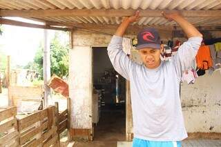 Jean reclama de remoção de outra favela para área na vizinhança. (Foto: Marcos Ermínio)
