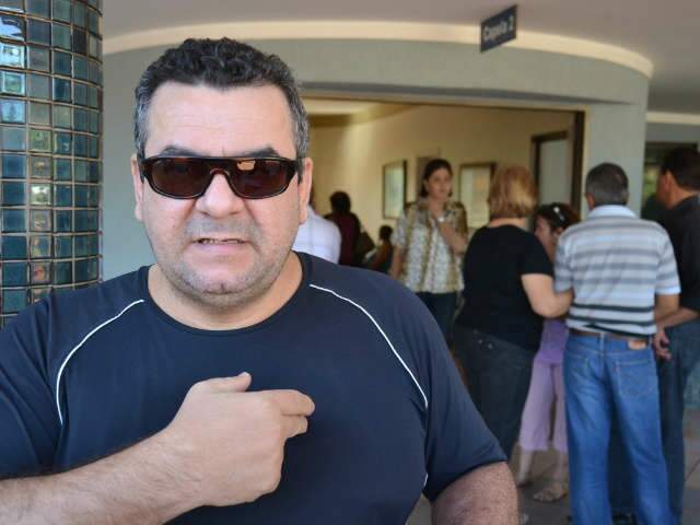  Revoltados com crime brutal, familiares e amigos se despedem de professora 