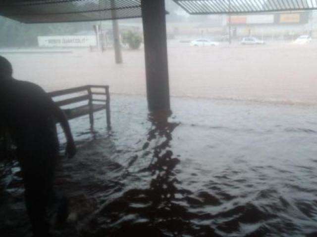 Frente fria traz chuva forte e j&aacute; alaga ruas em v&aacute;rias regi&otilde;es da Capital