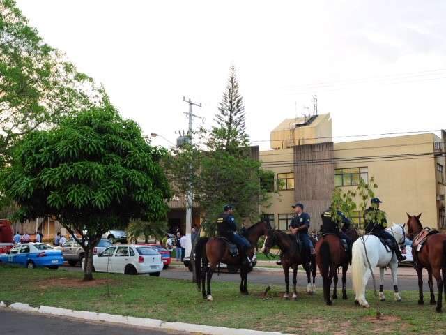 Governador e prefeito chegam ao TRE para acompanhar totaliza&ccedil;&atilde;o