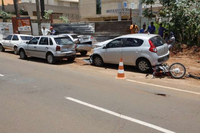 Carro desgovernado passa por cima de moto e acerta três veículos na Mato Grosso