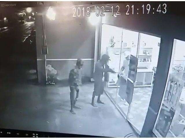 'Impot&ecirc;ncia', resume comerciante que investiu em seguran&ccedil;a e foi assaltada