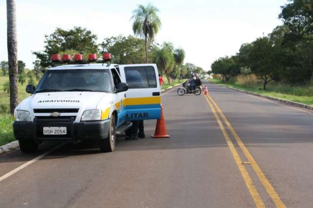 Em momento de falta de aten&ccedil;&atilde;o, carro sai da pista e capota na MS-080