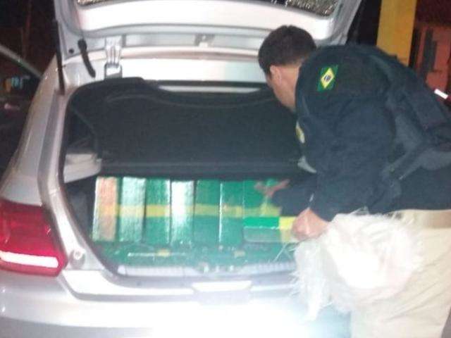 Jovens de 19 e 15 anos s&atilde;o flagrados com 160 quilos de maconha pela PRF