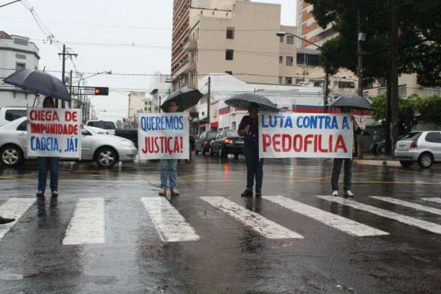 Debaixo de chuva, v&iacute;timas pedem pris&atilde;o a motorista suspeito de abuso sexual