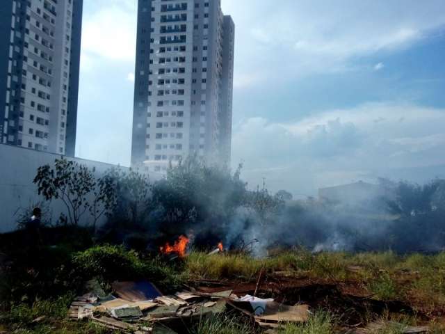 Professoras reclamam de fogo constante em terreno baldio ao lado de escola