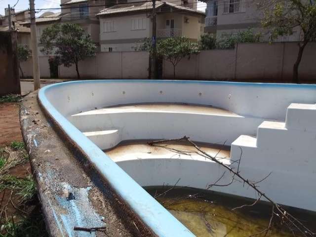 Piscina gigante abandonada em terreno &eacute; retirada por trabalhadores