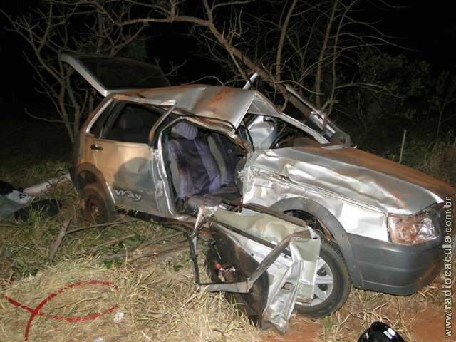  Quatro pessoas ficam feridas e uma morre em capotamento na BR-262