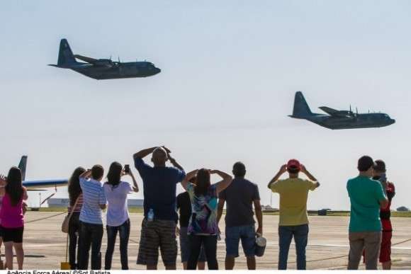 Base A&eacute;rea mant&eacute;m port&otilde;es abertos mesmo com chuva e tempo encoberto