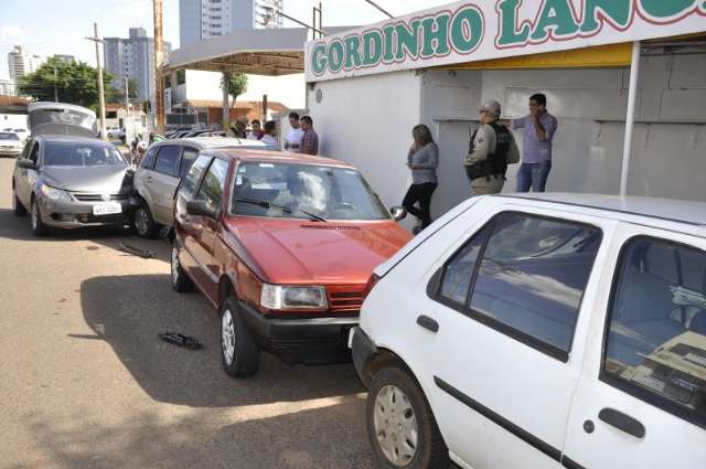 Falando ao celular, mulher perde controle e bate em dois carros estacionados