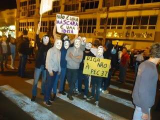 Manifestantes em frente à Câmara Municipal. (Foto: Cido Costa)