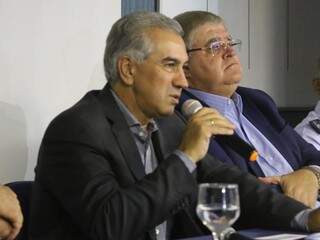 Reinaldo Azambuja, durante evento na Base Aérea nesta tarde; governador afirma que meta é &quot;zerar&quot; diferença entre arrecadação e despesas. (Foto: Paulo Francis)