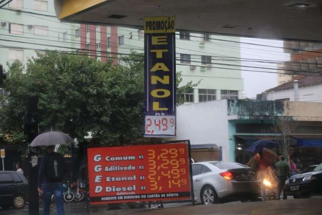 Pre&ccedil;o do etanol cai 25% nas usinas, mas apenas 3% para o consumidor